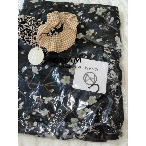 NWT Womens Accessories Bundle- Onam Scarf and 2 Ashiana Scrunchies - Picture 4 of 5